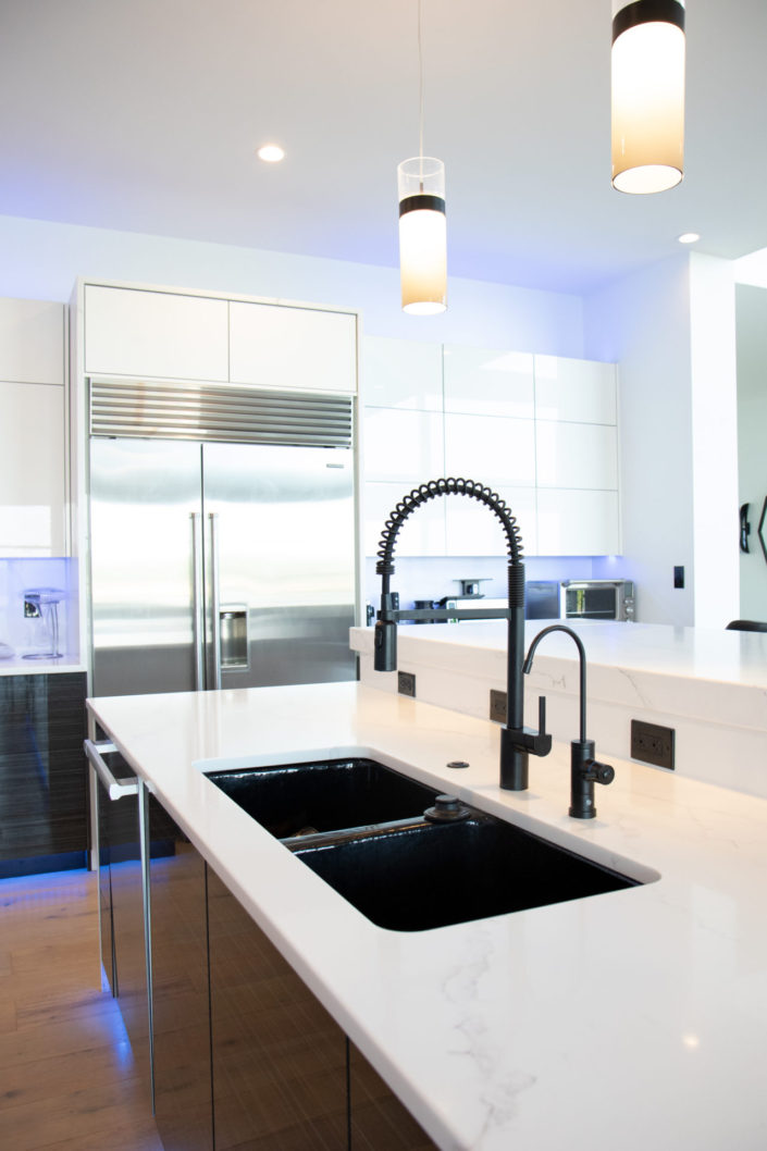 modern-high-gloss-brillante-kitchen-island-sink